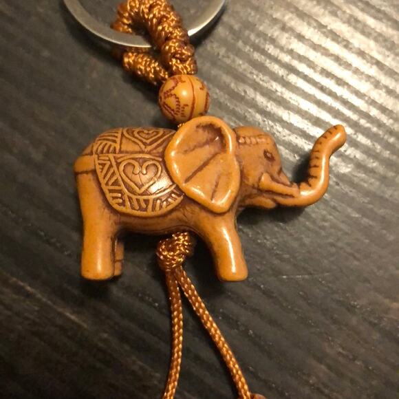 Light Lucky Elephant Key Chain - Picture 3 of 3